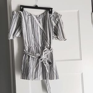 White off sholder shirt sleeve shirt with Grey strips